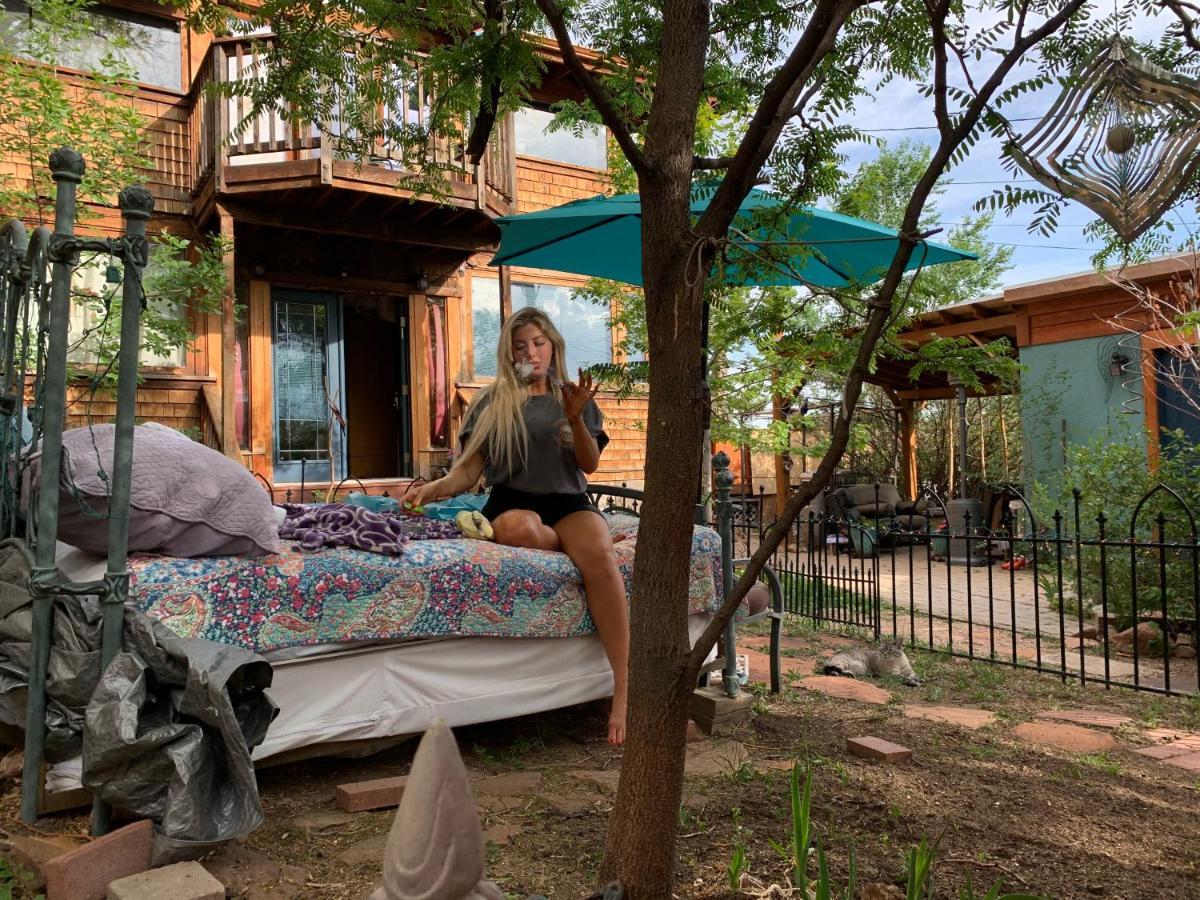 Mystic Portal 420 Guesthouse Colorado Springs Exteriör bild